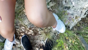 Basznivaló fiatal leányzó szopogatja és huzigálja a dákót az erdőben Thumb