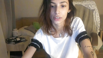 A feliratkozóinak masztizgat a fiatal szexis suna a sexcam-en át Thumb