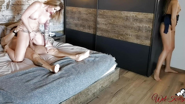 A mostohanővérem sunyiban ránk huncutkodott mialatt a palim kolbászán pattogtam Thumb