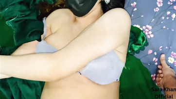 A szomszédban élő sráccal baszarintott egy fergetegeset a dúskeblű pakisztáni némber Thumb