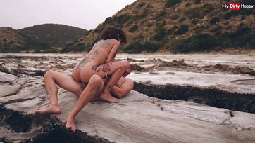 A kihívó berlini pár csipázza az romantikus szeretkezést odakint a partvidéken Thumb