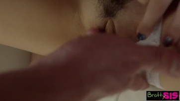 Az első nap kifacsarta a mostohahúgom a böszme farkamat de a 2. nap már meg is döngethettem Thumb