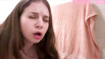 Lecsupaszodott és rászorított a pöcsömre a buja mostoha húgicám míg én a kádban fürödtem Thumb