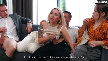 A barinője mellett kúrták meg a tökös csávók a hiperszexuális szőkehajú lányt a pornó casting-en Thumb