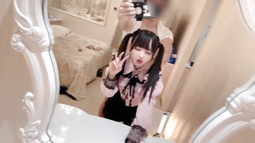 A tükör előtt állva hátulról dugta be a véreres fütykösét a kedves 18 éves thaiföldi cica vaginájába Thumb