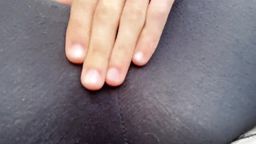 A fiatal szöszike cicus engedte hogy megsimogassam és megfarkaljam a sikamlós muffját a közparkban Thumb