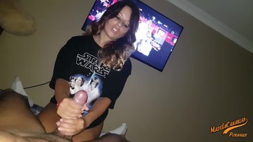 A Csillagok háborúját nézi a nimfomániás barnabőrű csaj, miközben a férje durván seggbedugja Thumb
